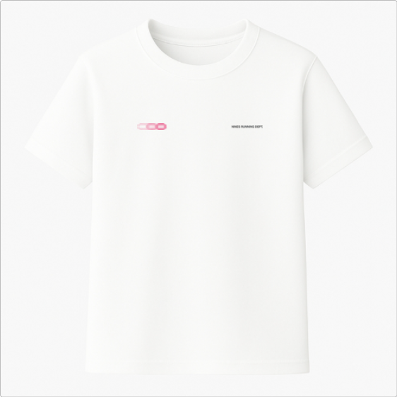 Camiseta com estampa frontal de texto pequeno "NINES RUNNING DEPT" e símbolo de corrente, e estampa traseira de texto "OUT-OF-OFFICE" com temas de corrida.