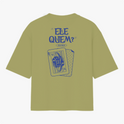 Camiseta com estampa frontal de símbolo abstrato pontiagudo e estampa traseira de cartas de baralho com "ELE QUEM? ELA/DELA" em estilo criativo.