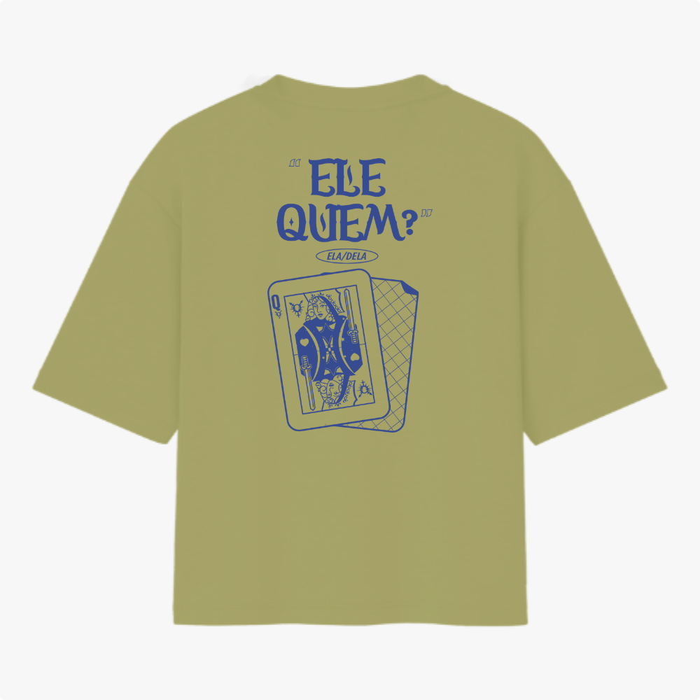 Camiseta com estampa frontal de símbolo abstrato pontiagudo e estampa traseira de cartas de baralho com "ELE QUEM? ELA/DELA" em estilo criativo.