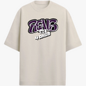 Camiseta com estampa frontal de letras estilizadas "Reais M.C. 4 anos" e estampa traseira de um crânio segurando uma placa com símbolo estilizado.