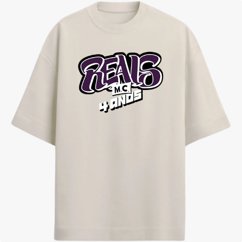 Camiseta com estampa frontal de letras estilizadas "Reais M.C. 4 anos" e estampa traseira de um crânio segurando uma placa com símbolo estilizado.
