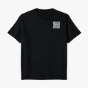 Camiseta com estampa frontal de QR code pequeno no lado superior esquerdo e estampa traseira de QR code grande ocupando a parte central.