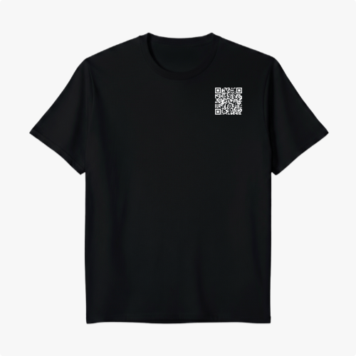 Camiseta com estampa frontal de QR code pequeno no lado superior esquerdo e estampa traseira de QR code grande ocupando a parte central.