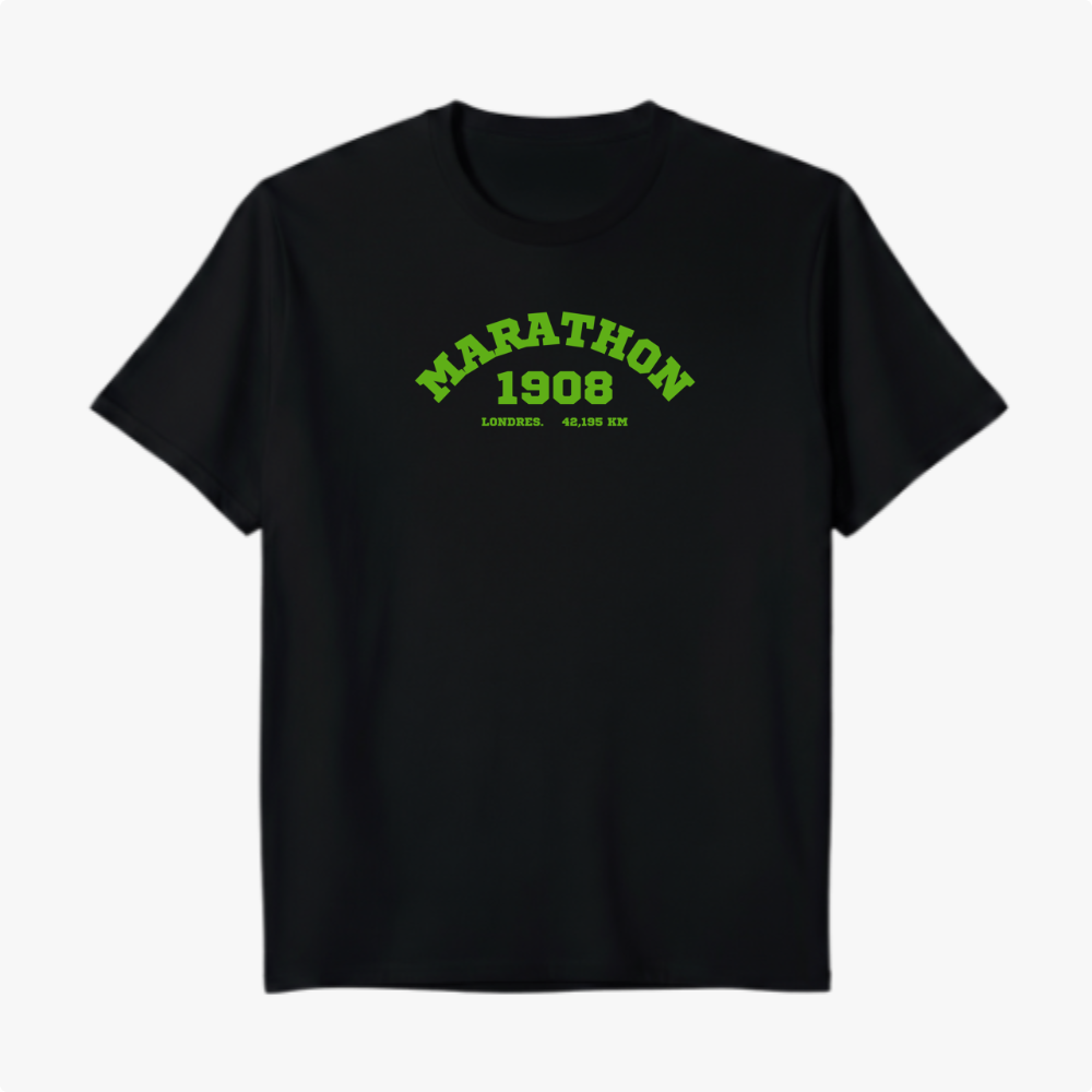 Camiseta com estampa frontal de "Marathon 1908 Londres 42,195 km" e estampa traseira de pequeno símbolo com forma de laço em destaque.