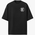 Camiseta com estampa frontal de círculo com letras geométricas e estampa traseira de texto central grande "AVIVA JOVEM" com chamas e referência bíblica.