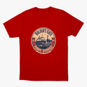 Camiseta com estampa frontal de um emblema circular apresentando um ferry estilizado, com inscrições que indicam "Baldur's Gate Ferry Service" e datas.