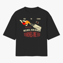 Camiseta com estampa frontal de coquetel Molotov com chamas e frases impactantes e estampa traseira de símbolo circular com cabeça de cervo estilizada.