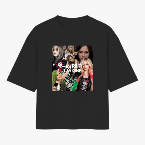 Camiseta com estampa frontal de várias fotos de uma artista em diferentes poses e expressões, com um nome destacado no centro e um pequeno símbolo temático.