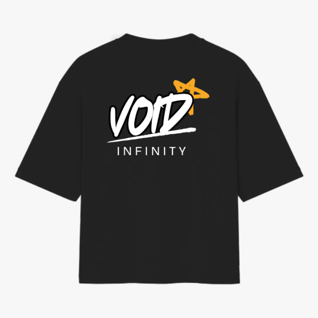 Camiseta com estampa traseira de texto "VOID" em estilo gráfico, estrela laranja estilizada no canto superior direito e palavra "INFINITY" logo abaixo.