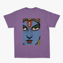 Camiseta com estampa frontal de letras estilizadas com efeito de estrela e estampa traseira de rosto detalhado em estilo ilustração com adornos.