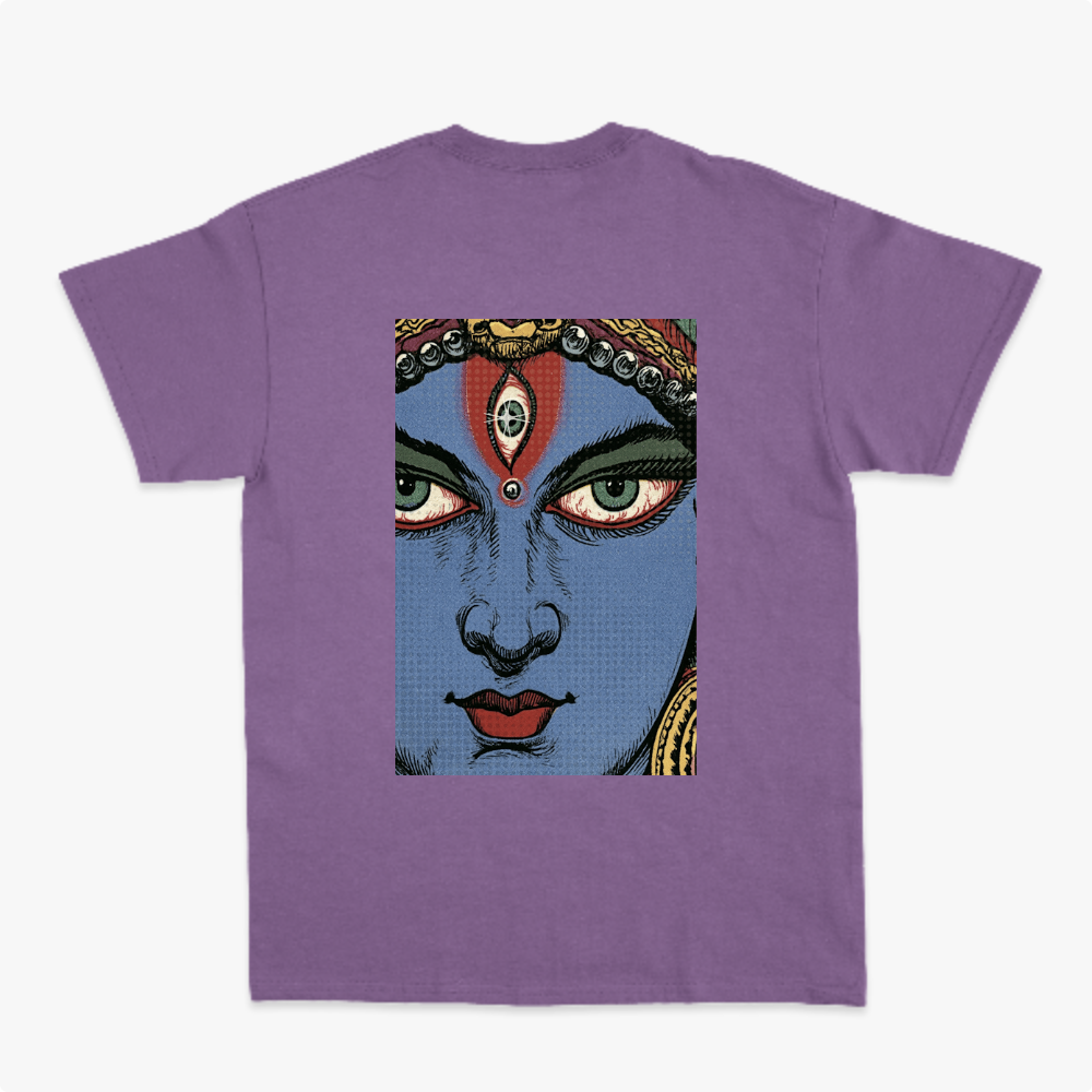 Camiseta com estampa frontal de letras estilizadas com efeito de estrela e estampa traseira de rosto detalhado em estilo ilustração com adornos.