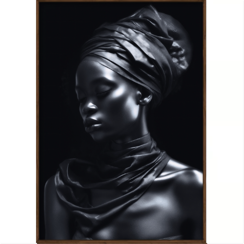Quadro com estampa frontal de retrato em estilo fotográfico, apresentando detalhe de turbante em tecido com textura suave e brilho sutil sobre superfície metálica.