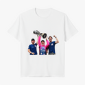 Camiseta com estampa frontal de três pessoas celebrando, sendo uma delas segurando um grande troféu acima da cabeça, transmitindo uma cena de vitória.