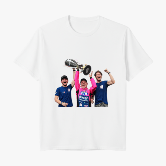 Camiseta com estampa frontal de três pessoas celebrando, sendo uma delas segurando um grande troféu acima da cabeça, transmitindo uma cena de vitória.