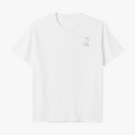 Camiseta com estampa frontal de contorno minimalista de um gato sentado acompanhado de uma pequena estrela, criando um design elegante e sutil.