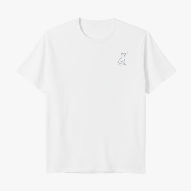 Camiseta com estampa frontal de contorno minimalista de um gato sentado acompanhado de uma pequena estrela, criando um design elegante e sutil.