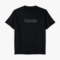 Camiseta com estampa frontal de lettering estilizado, apresentando contornos complexos e linhas intrincadas que formam uma inscrição centralizada.