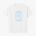 Camiseta com estampa frontal de uma carta de tarot detalhada, mostrando um personagem central sob um arco decorativo e estrelas na parte superior.