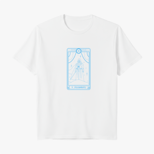 Camiseta com estampa frontal de uma carta de tarot detalhada, mostrando um personagem central sob um arco decorativo e estrelas na parte superior.