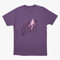 Camiseta com estampa frontal de personagens ao lado de pinheiro estilizado, acompanhados por flocos de neve dispersos pelo design.