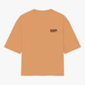 Camiseta com estampa frontal de texto "VOID" em letras maiúsculas seguido por uma linha horizontal, com uma inscrição menor logo abaixo do lado direito.