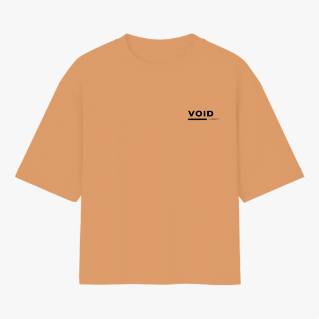 Camiseta com estampa frontal de texto "VOID" em letras maiúsculas seguido por uma linha horizontal, com uma inscrição menor logo abaixo do lado direito.