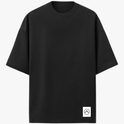 Camiseta com estampa frontal de pequeno logotipo minimalista e estampa traseira de folhas tropicais em diversas cores e círculo texturizado.