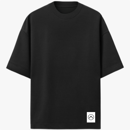 Camiseta com estampa frontal de pequeno logotipo minimalista e estampa traseira de folhas tropicais em diversas cores e círculo texturizado.