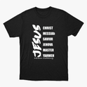 Camiseta com estampa frontal de palavras em lista incluindo "JESUS" em destaque vertical, seguidas por termos como "CHRIST", "MESSIAh" e "SAVIOR".