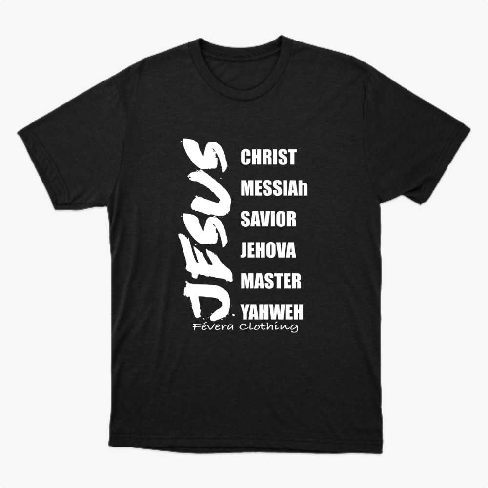 Camiseta com estampa frontal de palavras em lista incluindo "JESUS" em destaque vertical, seguidas por termos como "CHRIST", "MESSIAh" e "SAVIOR".