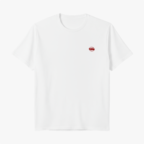 Camiseta com estampa frontal de círculo vazado e estampa traseira de símbolos verticais complexos ao lado de caracteres estilizados, ambos em estilo tribal.