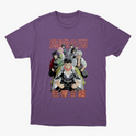 Camiseta com estampa frontal de cinco personagens de anime em pose determinada, com inscrição japonesa em destaque acima e abaixo das figuras.