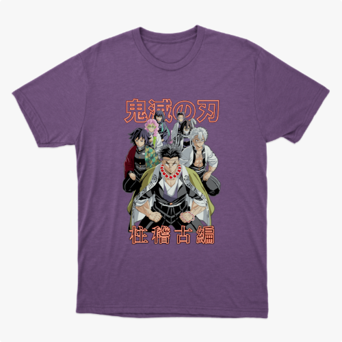Camiseta com estampa frontal de cinco personagens de anime em pose determinada, com inscrição japonesa em destaque acima e abaixo das figuras.