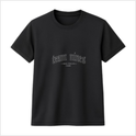 Camiseta com estampa frontal de texto estilizado em fonte gótica que diz "team nines", acompanhado por linhas de texto menores abaixo.