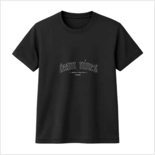 Camiseta com estampa frontal de texto estilizado em fonte gótica que diz "team nines", acompanhado por linhas de texto menores abaixo.