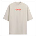 Camiseta com estampa frontal de letras estilizadas com pontas afiadas e estampa traseira de letras estilizadas maiores, ambas em design vermelho.