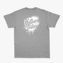 Camiseta com estampa frontal de texto estilizado pequeno no peito e estampa traseira de grande texto artístico com efeito de respingos e escorridos.