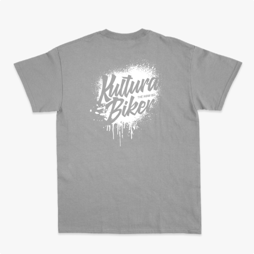 Camiseta com estampa frontal de texto estilizado pequeno no peito e estampa traseira de grande texto artístico com efeito de respingos e escorridos.