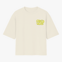 Camiseta com estampa frontal de lettering "Deus é bom" em estilo caligráfico detalhado e estampa traseira idêntica, porém em tamanho ampliado.