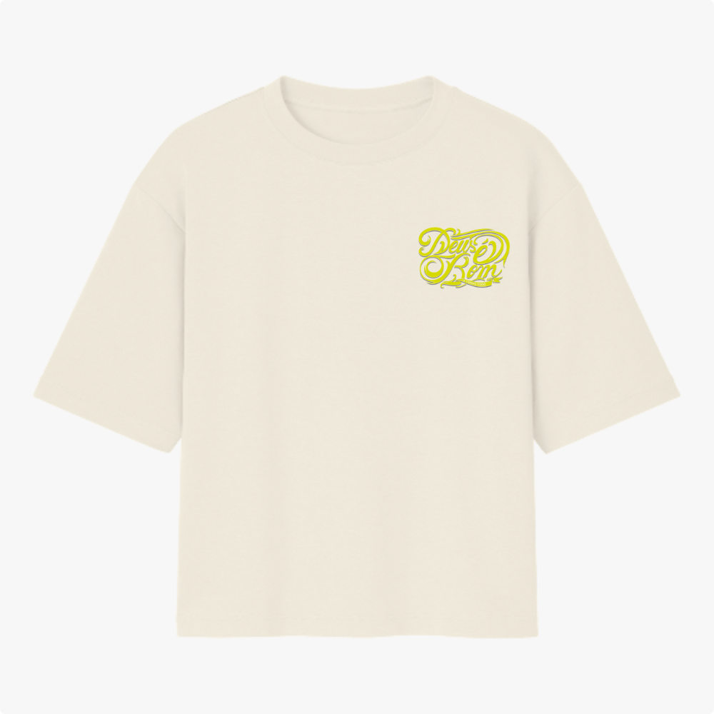 Camiseta com estampa frontal de lettering "Deus é bom" em estilo caligráfico detalhado e estampa traseira idêntica, porém em tamanho ampliado.