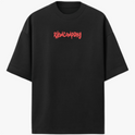 Camiseta com estampa frontal de logotipo estilizado e estampa traseira de camaleão colorido com detalhes psicodélicos e grafite no topo.