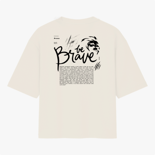 Camiseta com estampa frontal da palavra "brave" em letras estilizadas e efeito de brilho, e estampa traseira de texto "be brave" com desenho de leão.
