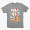 Camiseta com estampa frontal de personagem de cabelo preso e traje volumoso, rodeado por padrões dinâmicos e caracteres estilizados ao lado.