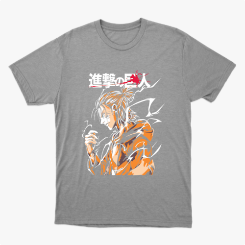Camiseta com estampa frontal de personagem de cabelo preso e traje volumoso, rodeado por padrões dinâmicos e caracteres estilizados ao lado.
