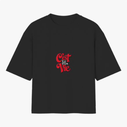 Camiseta com estampa frontal de frase estilizada "C'est La Vie" em tipografia artística, destacando-se ao centro.