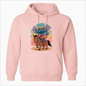 Moletom com estampa frontal de personagem alienígena vestido de cowboy montando um cavalo, fundo com suaves pinceladas que lembram um pôr do sol.