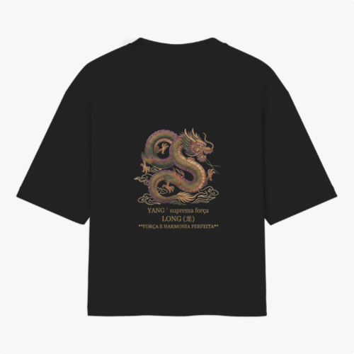 Camiseta com estampa frontal de dragão e fênix junto a texto estratégico, e estampa traseira de dragão detalhado sobre nuvens com textos complementares.