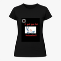 Camiseta com estampa frontal de texto em destaque sobre uma imagem central que inclui personagens.