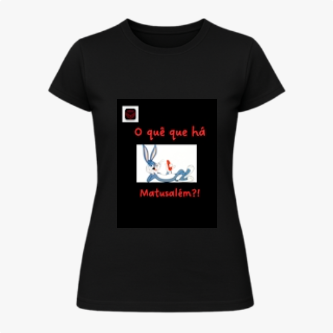 Camiseta com estampa frontal de texto em destaque sobre uma imagem central que inclui personagens.