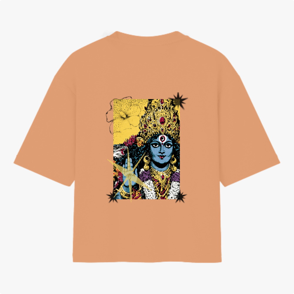 Camiseta com estampa frontal de texto em outra língua sobre um padrão geométrico com estrela amarela e estampa traseira de uma figura detalhada com adornos.